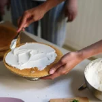 butter making churn cream hands - photo par cottonbro studio