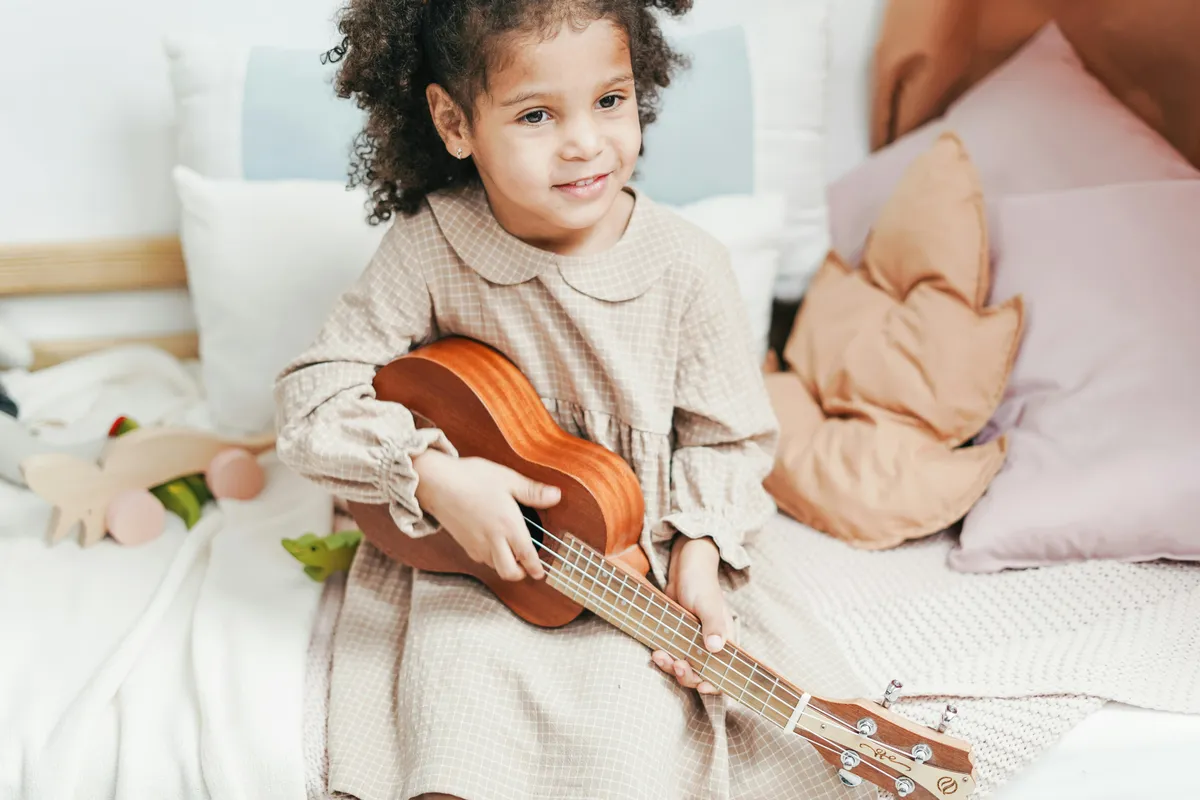 kids mosaic craft ukulele - photo par cottonbro studio