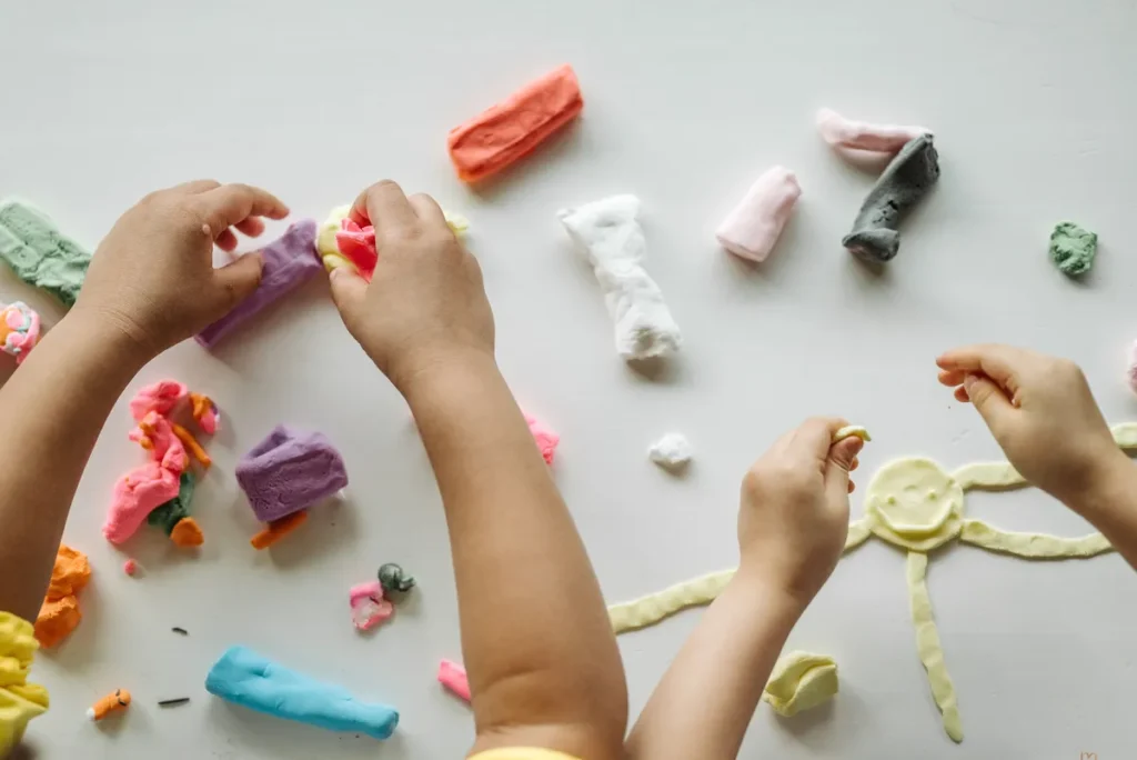 sensory-bin tactile-play sensory-tray kids-activity - photo par Pavel Danilyuk