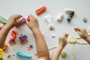 sensory-bin tactile-play sensory-tray kids-activity - photo par Pavel Danilyuk