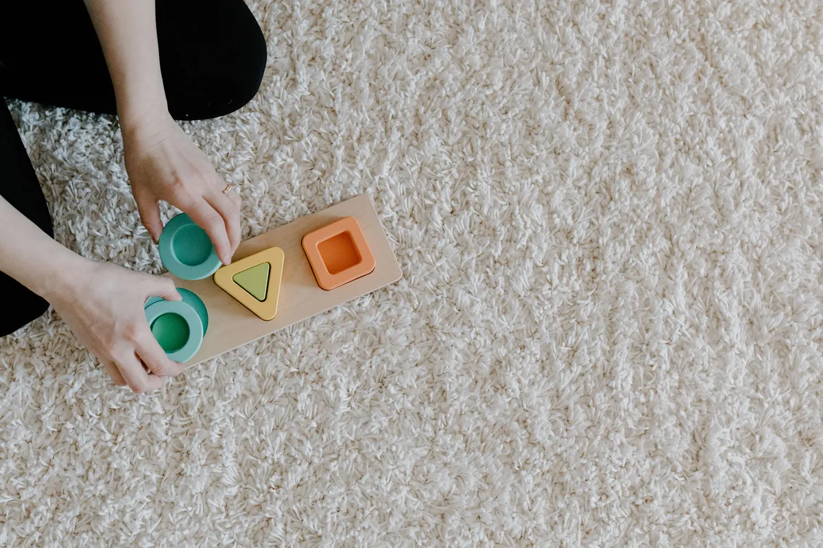 age-appropriate parent toddler shape-sorter pretend-play - photo par Tara Winstead