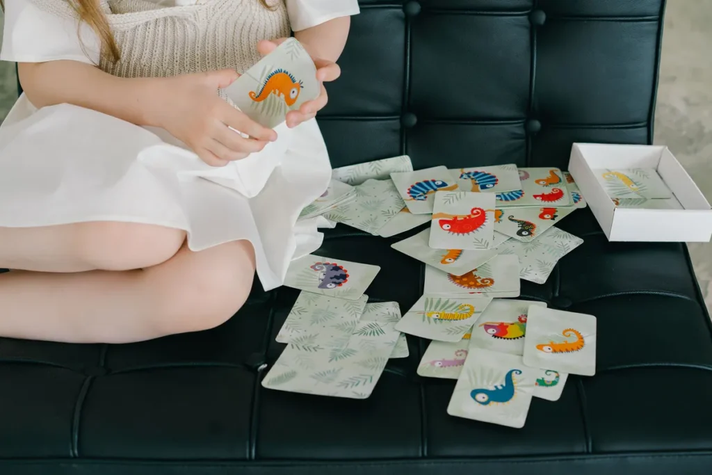 Djeco playing cards colorful illustrations - photo par Mikhail Nilov