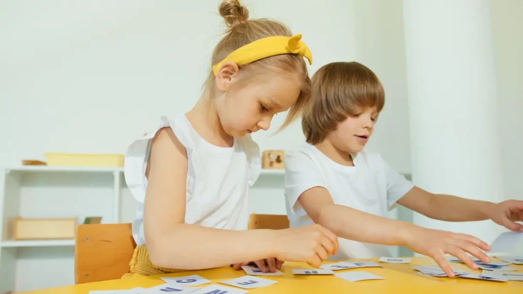 Montessori classroom children learning Rennes - photo par Artem Podrez