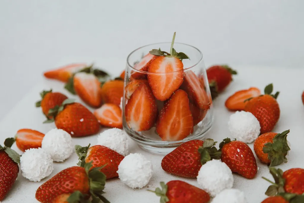 strawberry mascarpone dessert glass speculoos - photo par ROMAN ODINTSOV