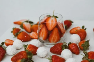 strawberry mascarpone dessert glass speculoos - photo par ROMAN ODINTSOV